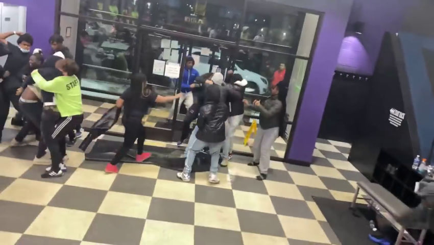 Brawl Between Teenagers at Elevate Trampoline Park in Peoria, Illinois ...