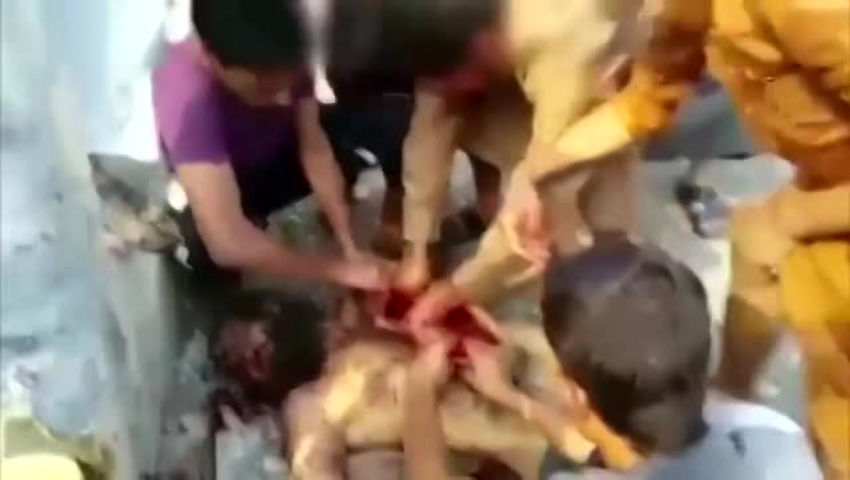 A crowd killed one guys and start to cut him 